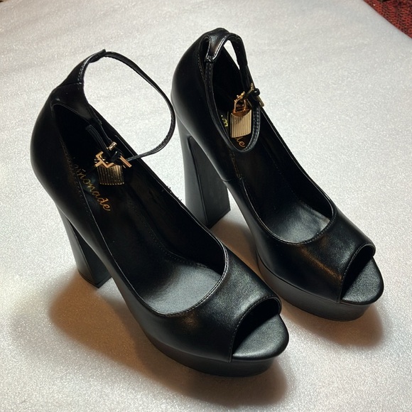 Black platform peep toe open toe heels with ankle strap and locket. Size 10. - Picture 6 of 9